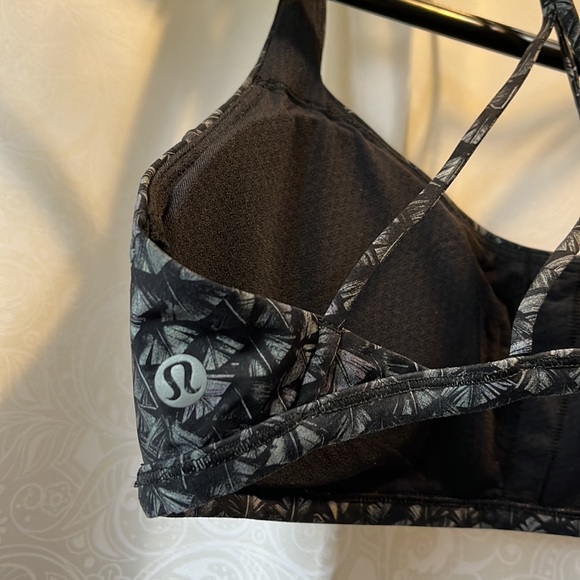 Lululemon sports bra size 8 - Picture 5 of 6